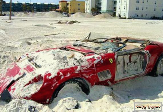 Ferrari 250 Spyder засипало піском