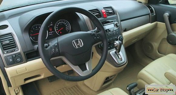 Honda CR-V може похвалитися до дрібниць продуманим салоном