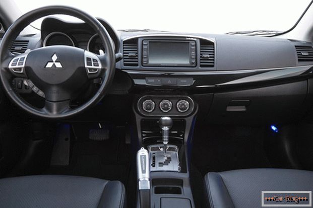 Автомобіль Mitsubishi Lancer може похвалитися стильним салоном з ергономічними сидіннями