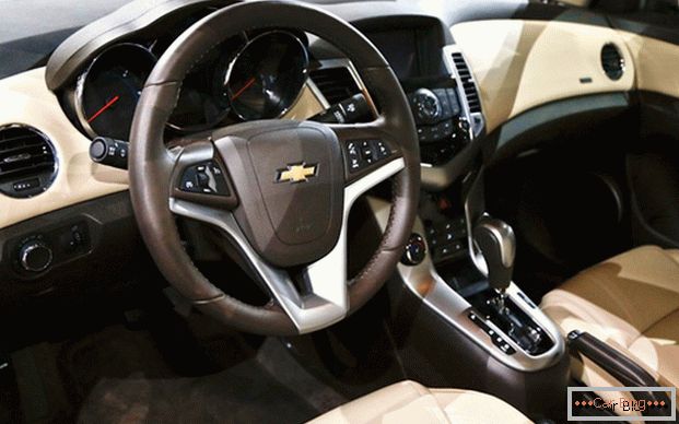 Якість оздоблювальних матеріалів і великі регулювальні можливості - ось відмінні якості салону Chevrolet Cruze