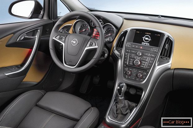 Салон автомобіля Opel Astra припаде до смаку любителям стилю хай-тек