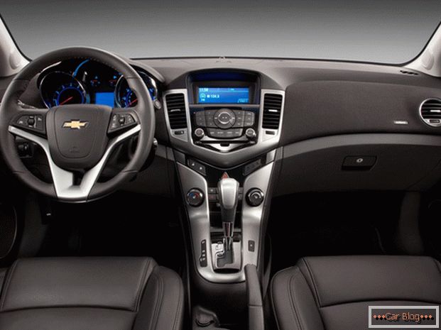 Салон автомобіля Chevrolet Cruze порадує власника якістю оздоблювальних матеріалом і спортивної стилістикою