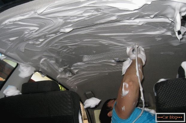 Процес хімічного чищення стелі авто