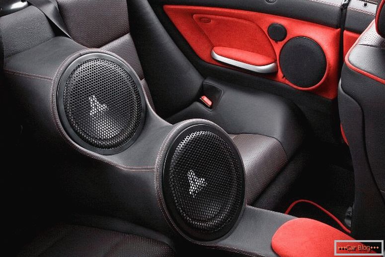 Звукова акустична система в автомобілі