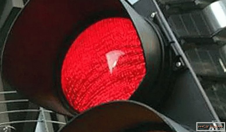 який штраф за проїзд на червоний сигнал світлофора