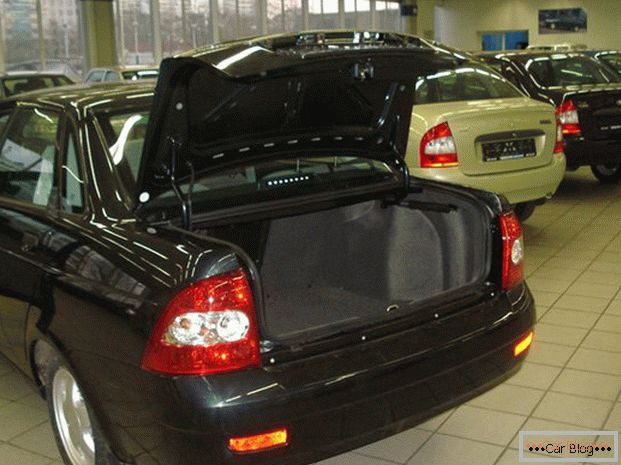 Багажник седана Лада Пріора вміщує 430 літрів вантажу
