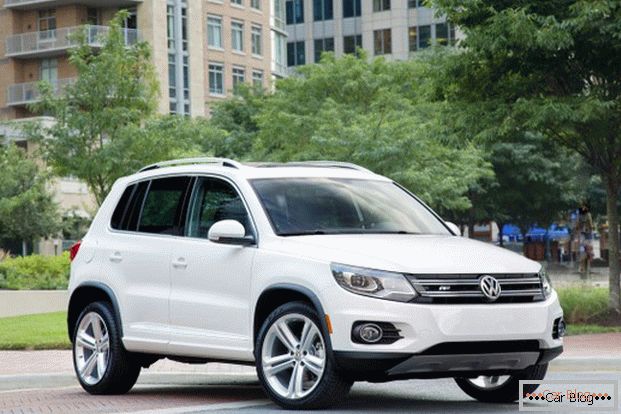 Volkswagen Tiguan своїм зовнішнім виглядом вселяє впевненість, що поїздка буде комфортним і безпечним