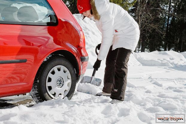 Накидайте сніг під днище автомобіля