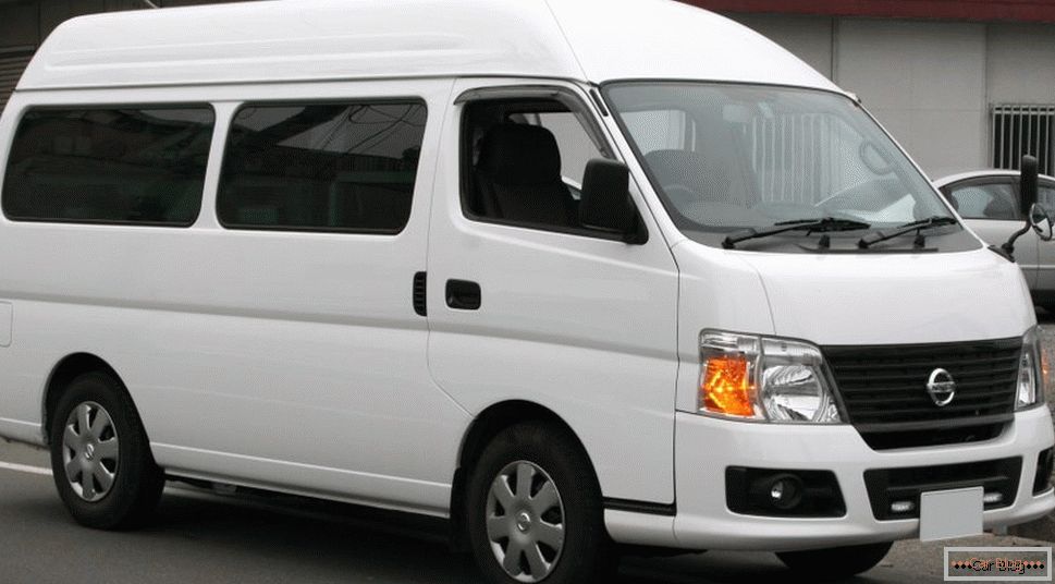 мікроавтобус nissan caravan