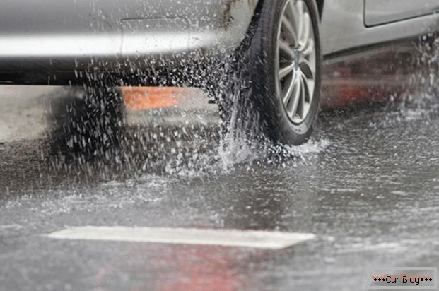 Неправильна їзда в дощ збільшує витрату палива
