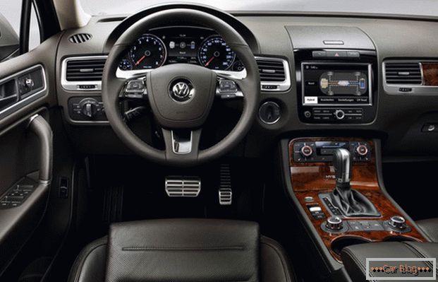 Volkswagen Touareg може похвалитися дорогим і вишуканим салоном