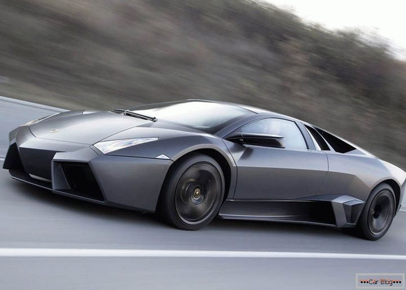 Lamborghini Reventon швидко їздить