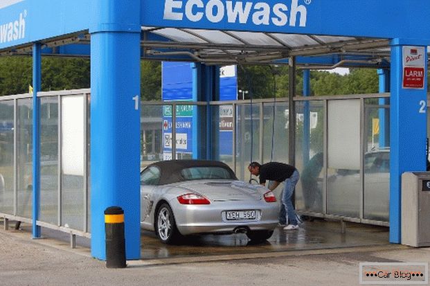 Самостійна миття автомобіля на мийках самообслуговування
