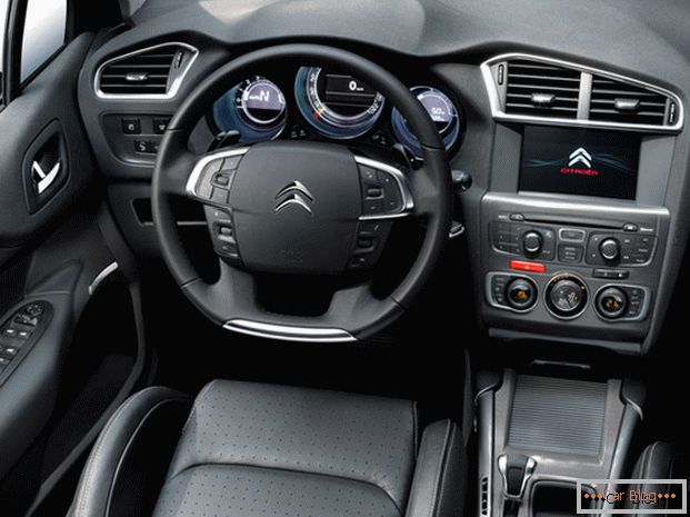 Салон автомобіля Citroen C4 відрізняється наявністю рідкокристалічної панелі приладів