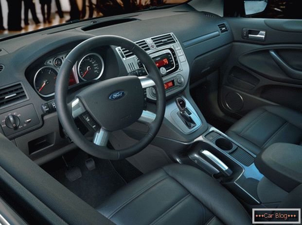 Салон автомобіля Ford Kuga навпаки більш презентабельний на відміну від зовнішності автомобіля