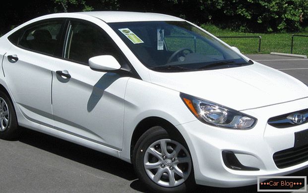 Автомобіль Hyundai Solaris доступен в кузове седан и хэтчбек