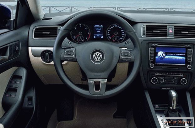 Салон Volkswagen Jetta порадує вас якістю обробки і зручними елементами управління