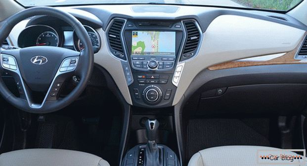 Салон автомобіля Hyundai Santa Fe відрізняється наявністю системи маса в водійському кріслі і містким багажником