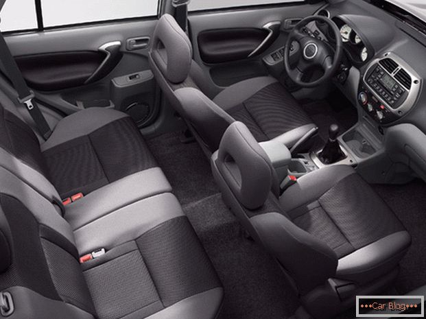 У салоні автомобіля Тойота РАВ4 вас чекають комфортні сидіння і деталі округлої форми