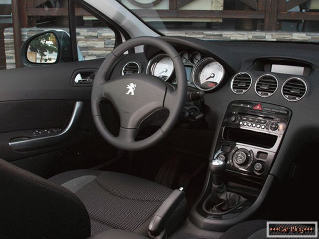 У салоні Peugeot 408 ви знайдете все, що необхідно для комфортної поїздки