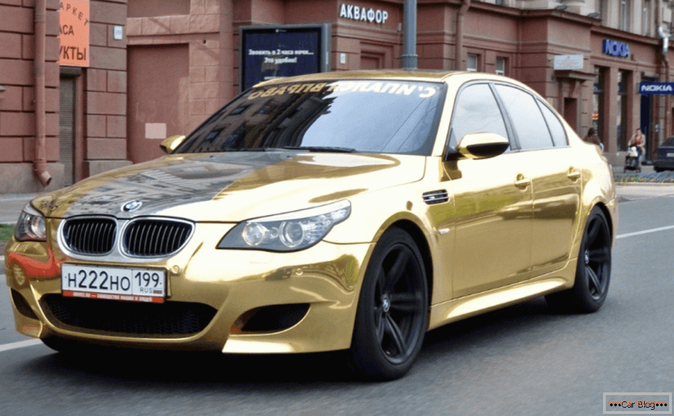 Золота спортивна BMW 5 серії