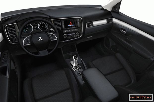 Салон автомобіля Mitsubishi Outlander лаконічний і комфортабельний